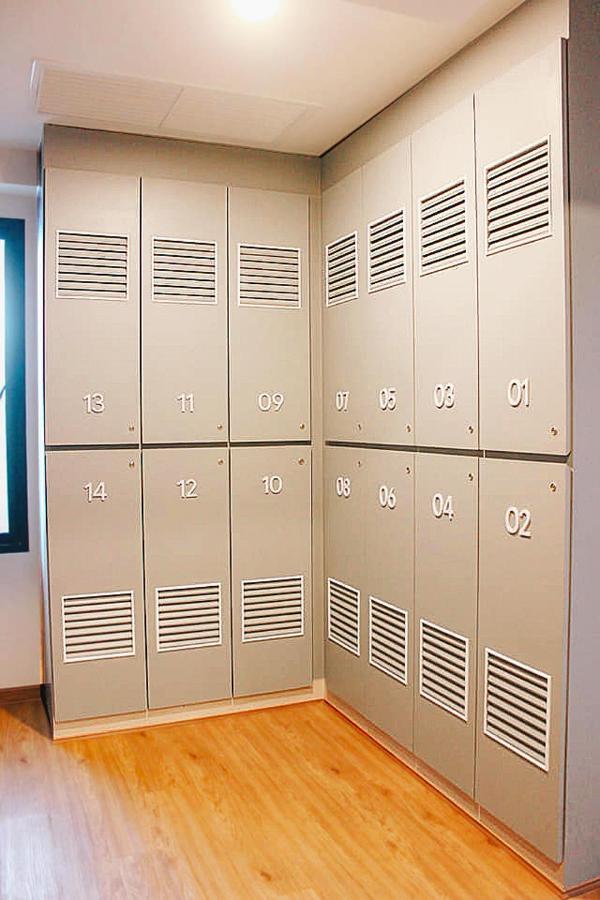 Cama en habitación compartida femenina de 8 camas