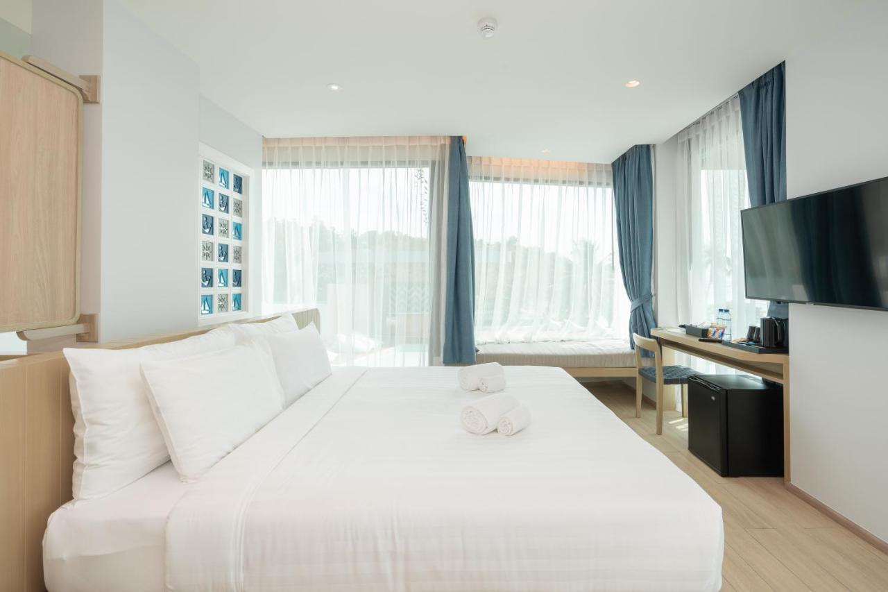 Suite with bathtub and private jacuzzi