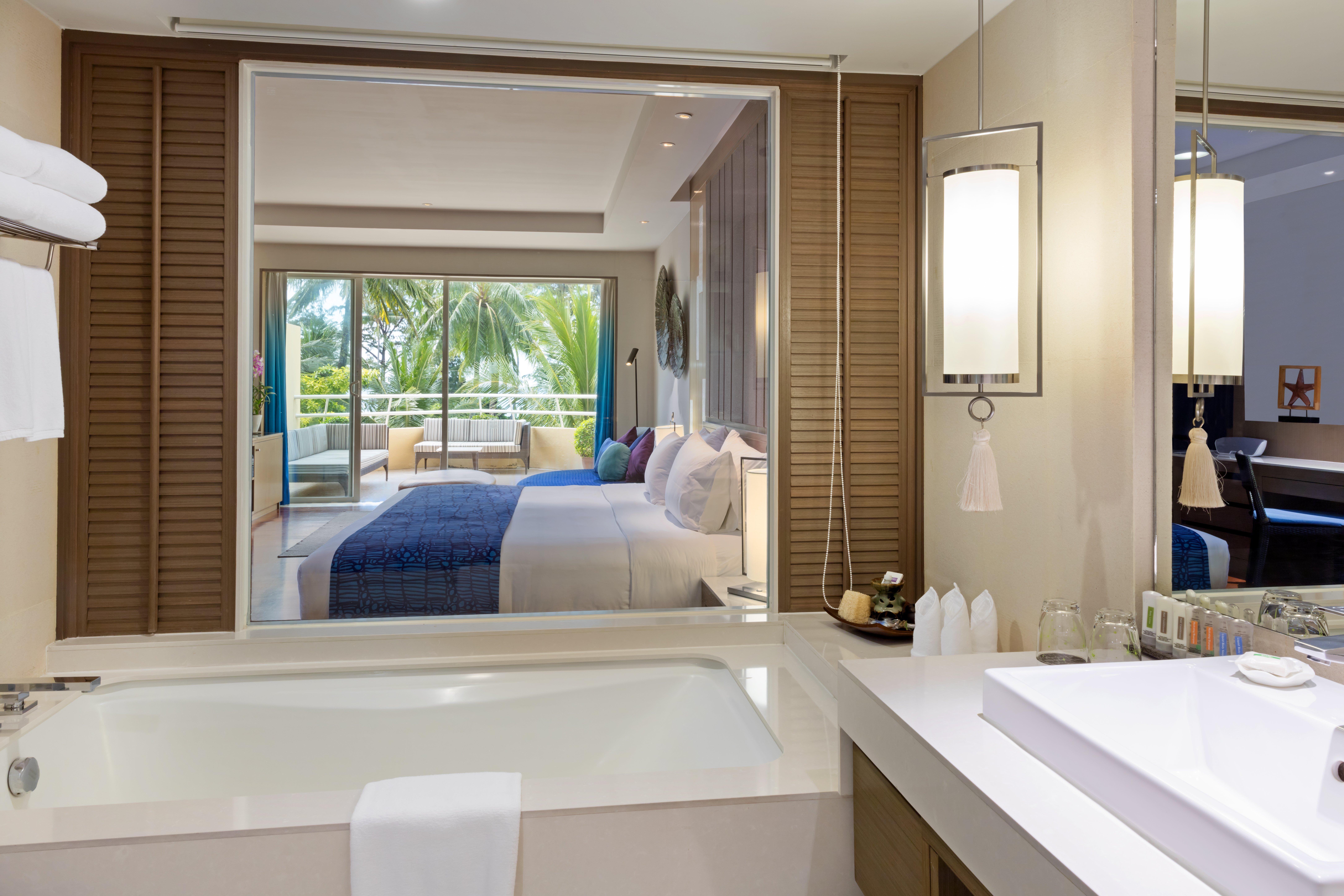 Suite mit 1 Kingsize-Bett, Poolblick und möbliertem Balkon