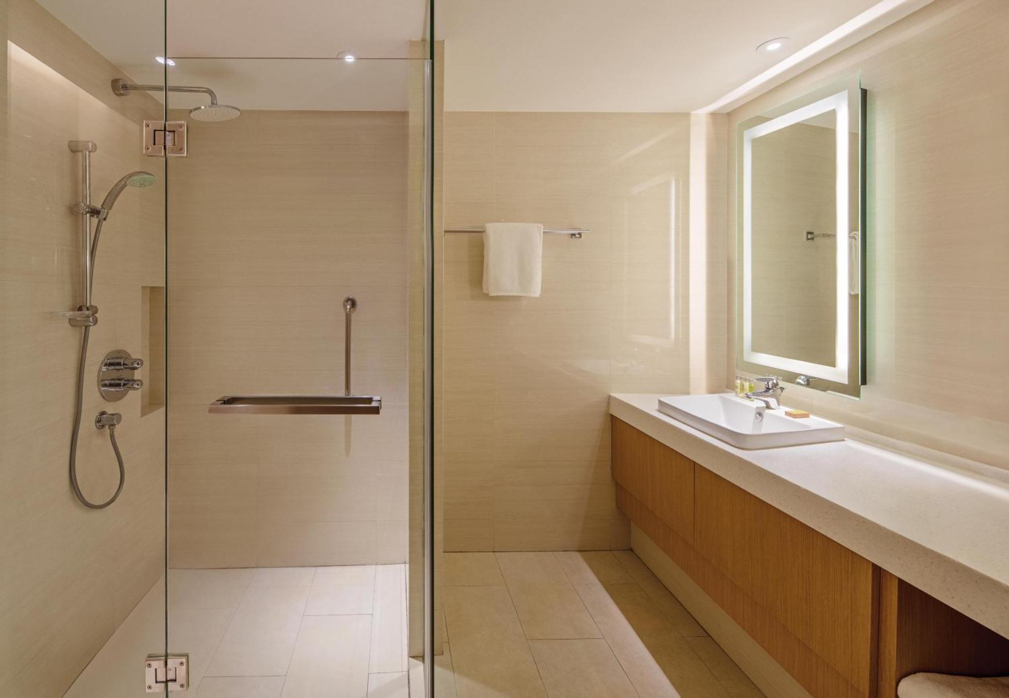 Habitación doble deluxe con cama grande y balcón