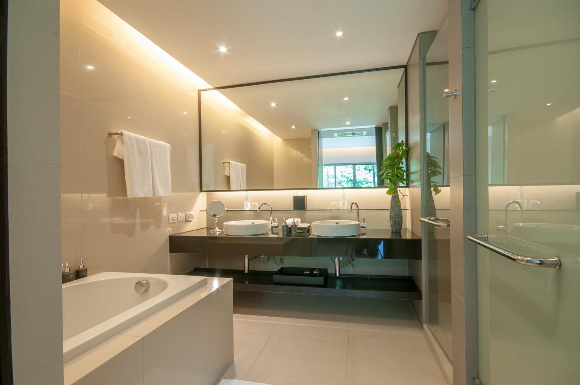 Suite Pool Wing King Bed