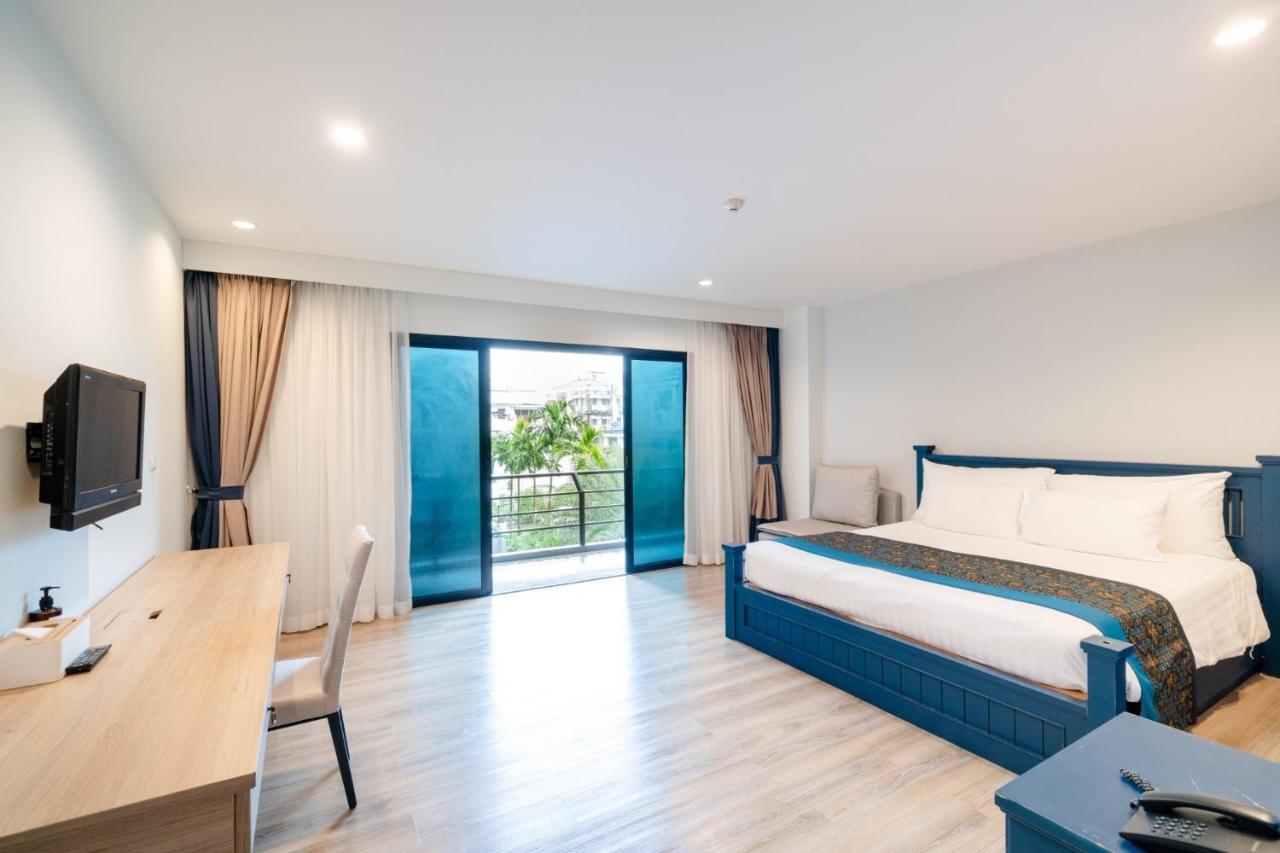 Grand Deluxe Doppelbett mit Poolblick + Coworking Space
