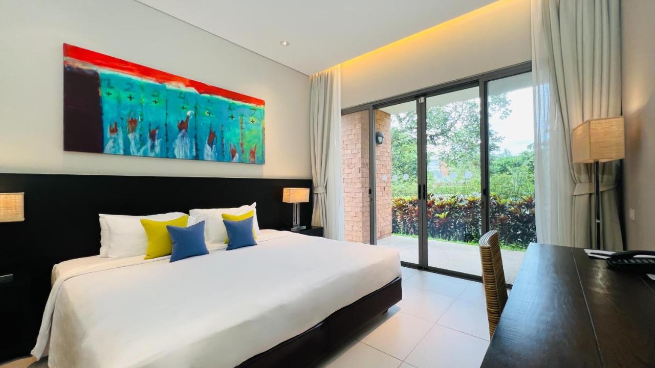 Deluxe Room Pool Wing King Bed,822267266:JPEG