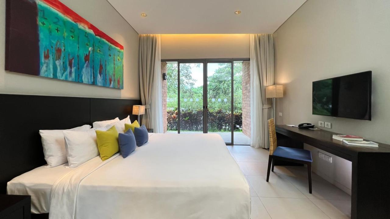 Suite Pool Wing King Bed