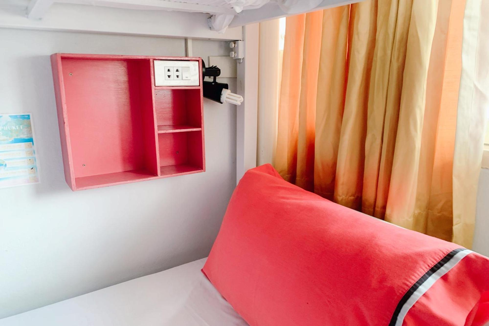 Cama em Dormitório Misto com 8 Camas