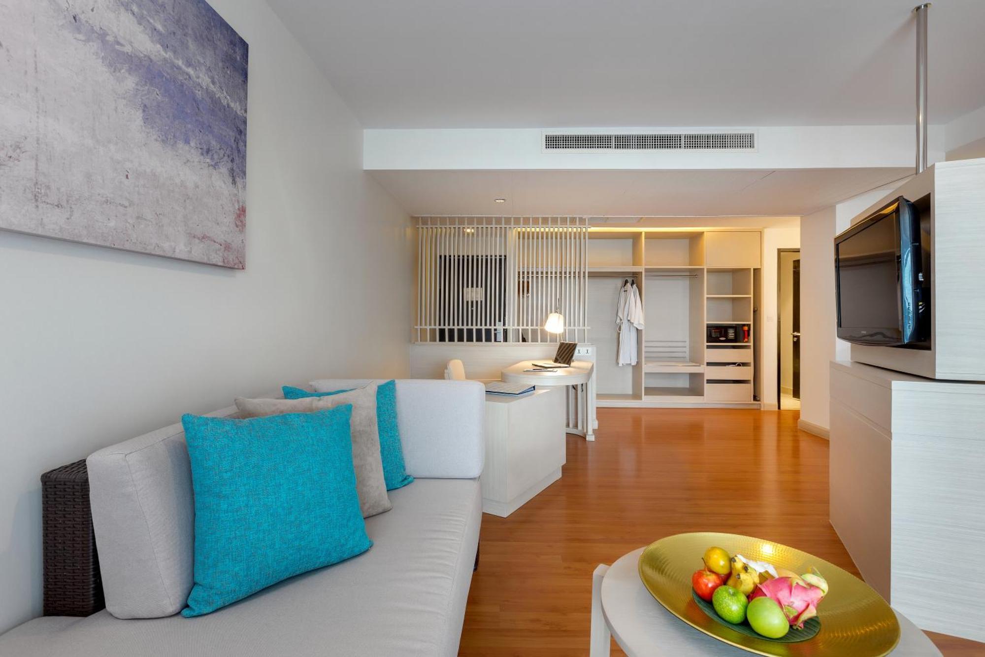 Junior One Bedroom King Suite with Sea View