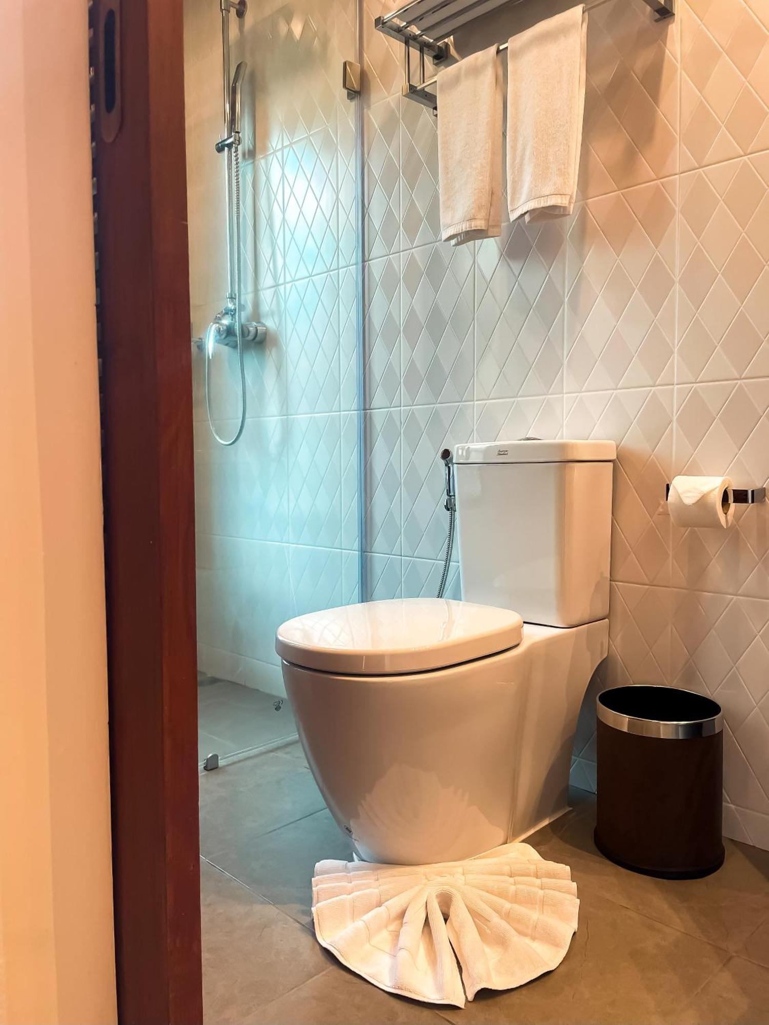 Deluxe Kamer met Kingsize Bed en Balkon met Uitzicht op het Zwembad
