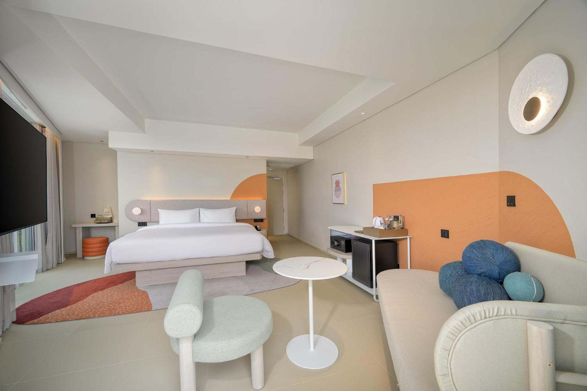 Deluxe Zimmer mit Kingsize-Bett und Stadtblick