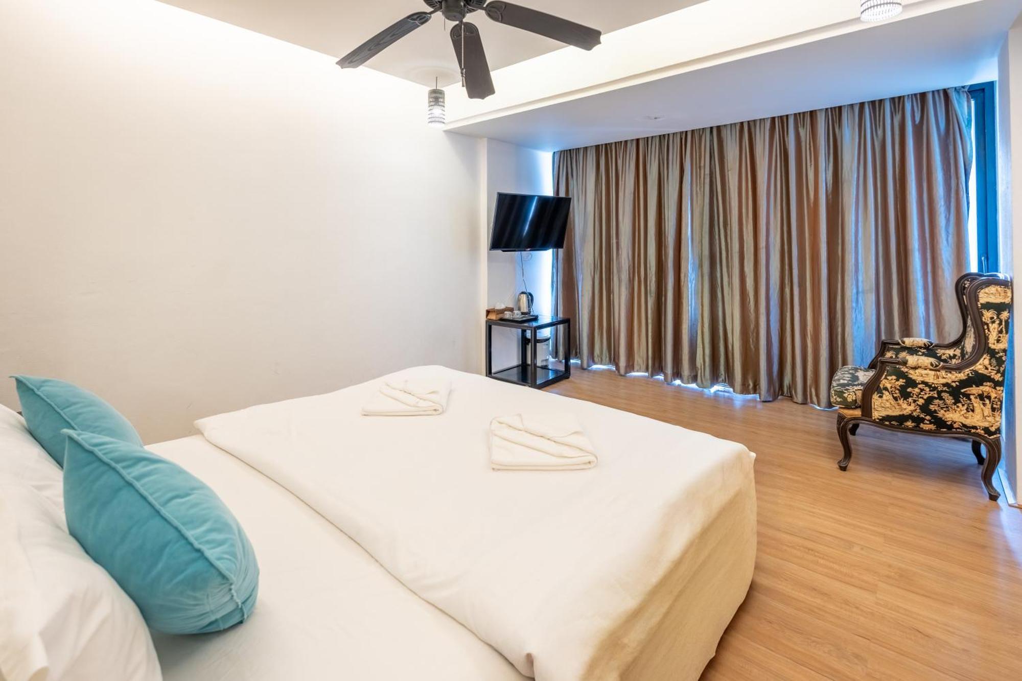 Zimmer mit Kingsize-Bett und Meerblick