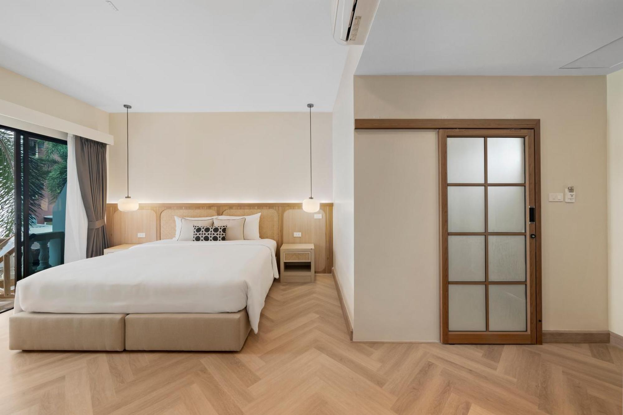 Deluxe Room with Pool View - No Elevator