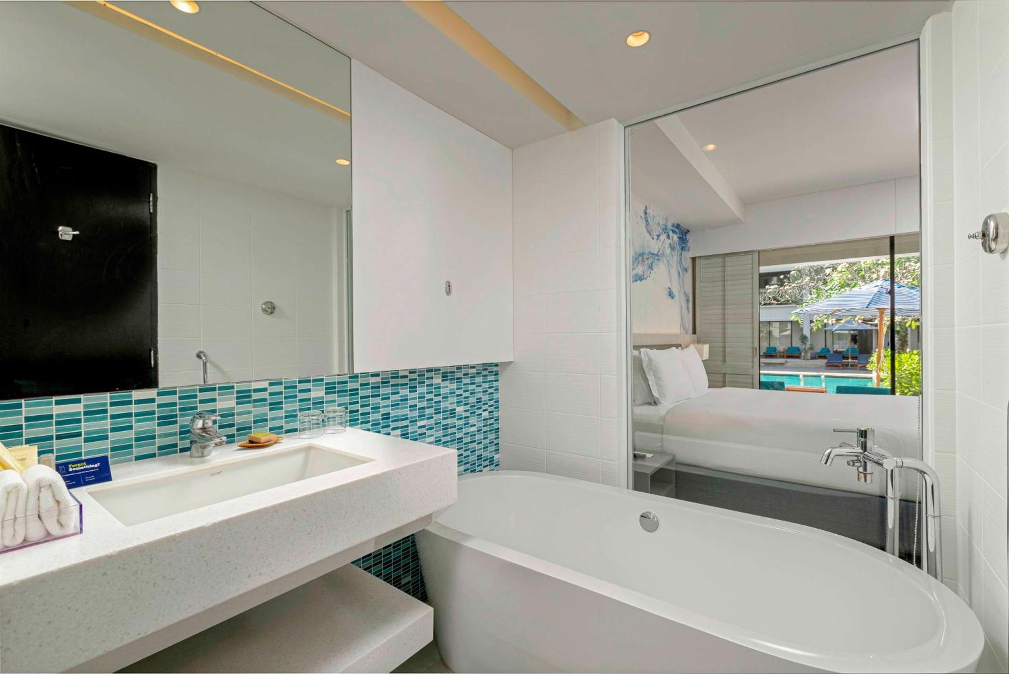 Habitación Deluxe con cama extragrande junto a la piscina