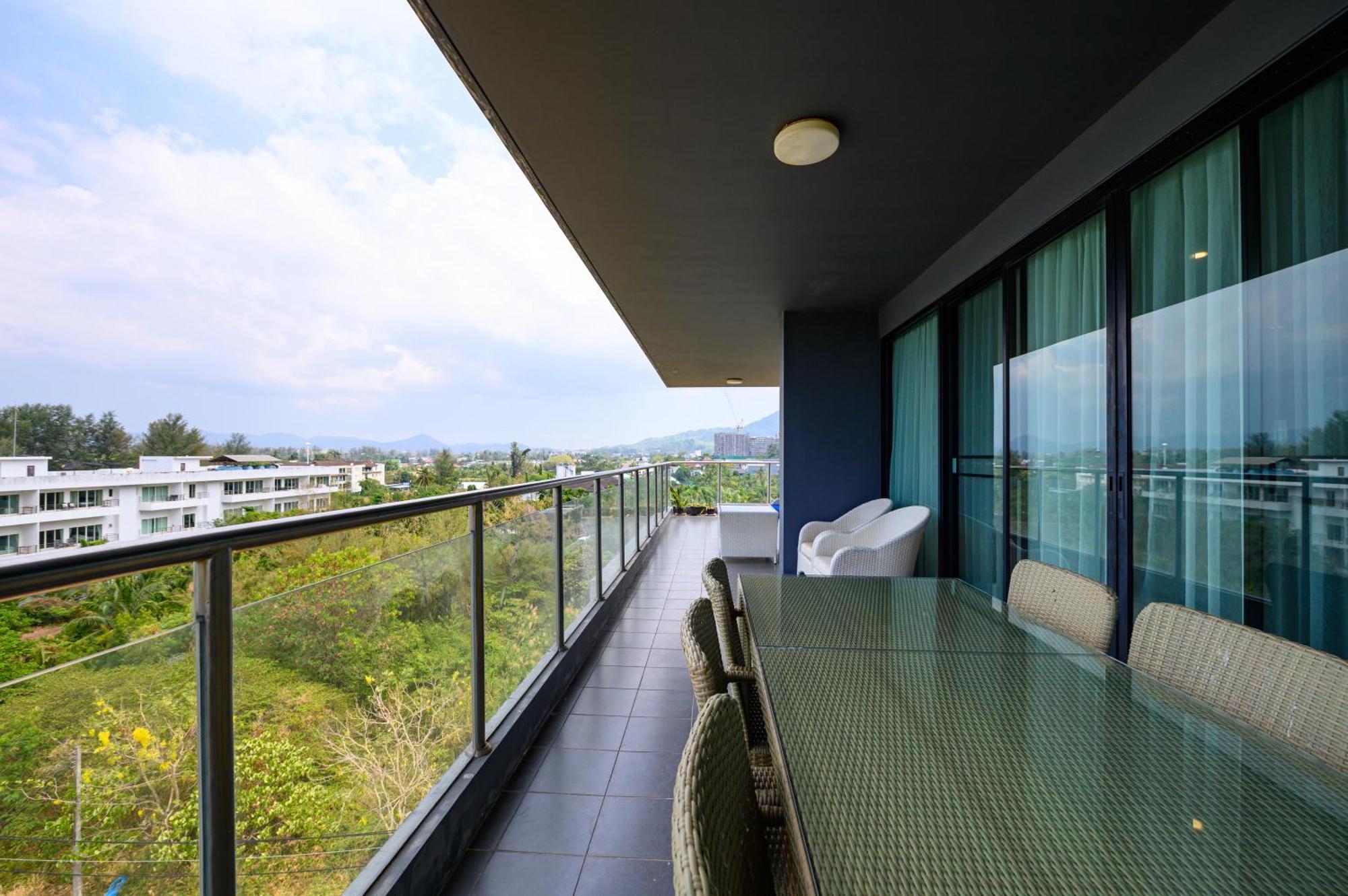 Three-Bedroom Apartment Sea View