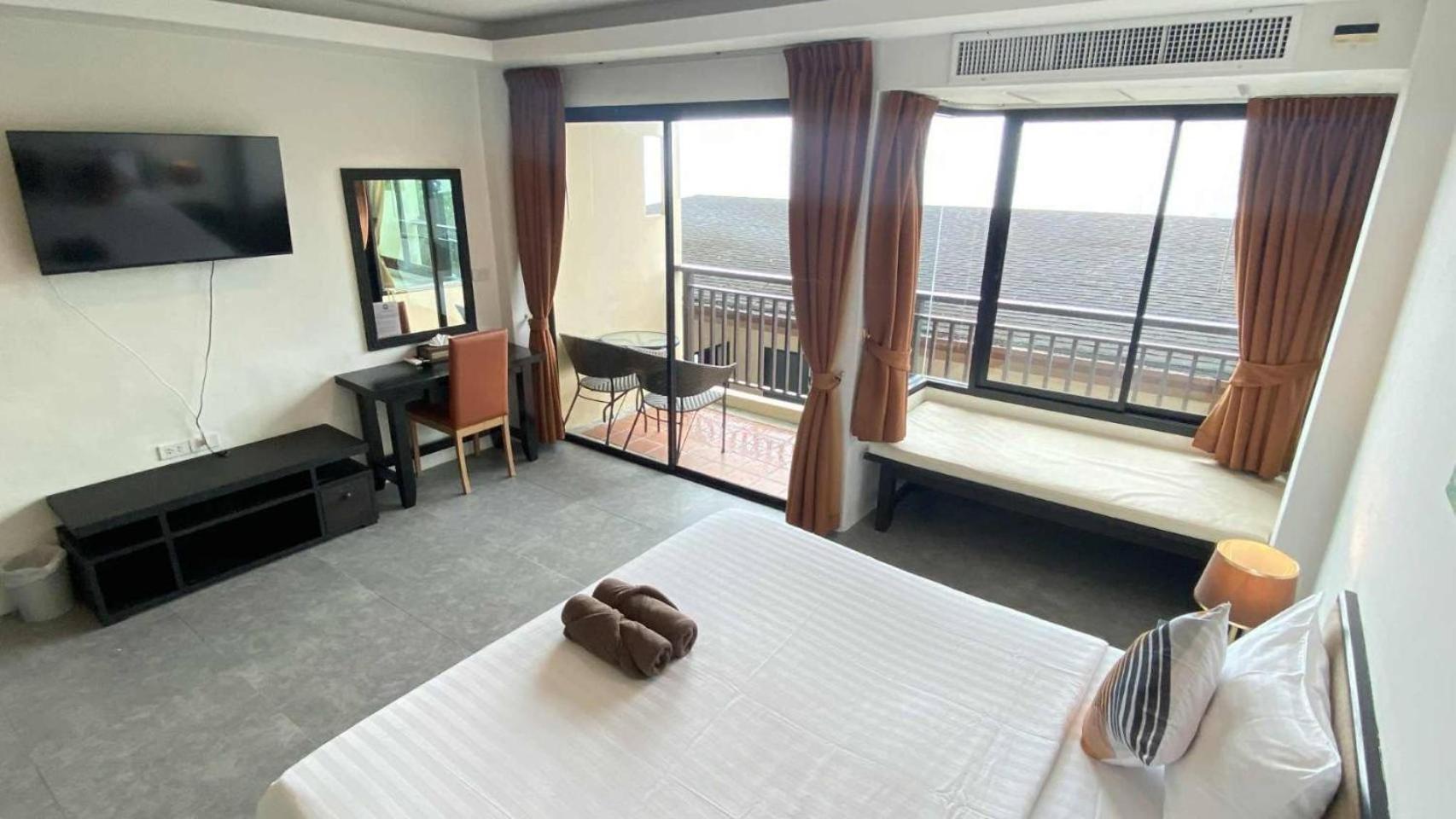 Corner Queen Room Partial Sea View