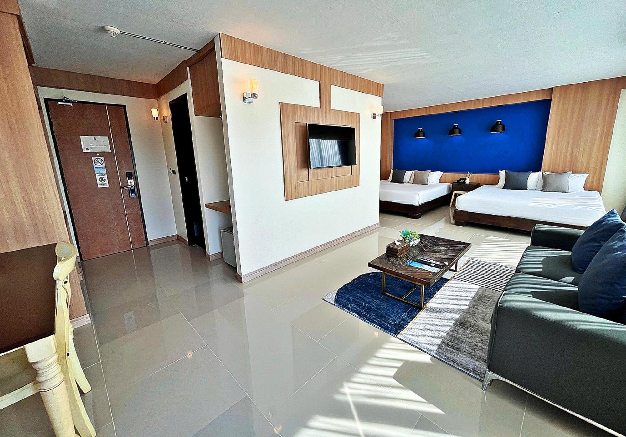 Family Room - Free Airport Shuttle,1717113054:JPEG