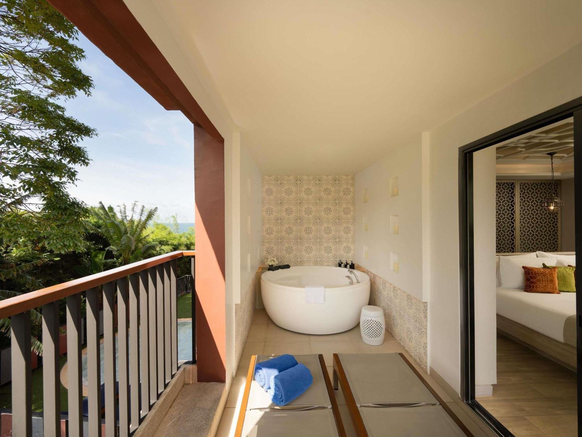 Deluxe Suite mit Whirlpool-Badewanne — Blick auf die Berge
