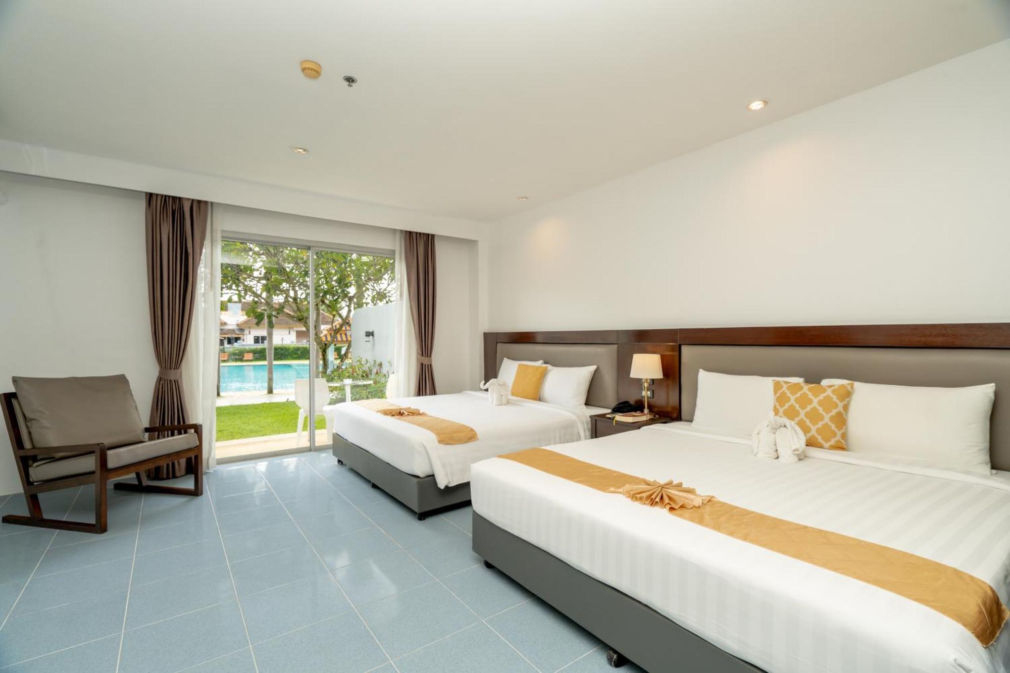 Signature Family Room with Pool Side