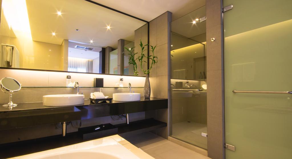 Suite Pool Wing King Bed