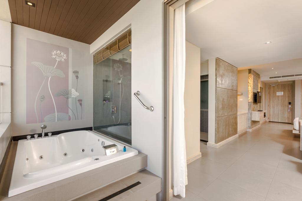Junior Suite mit Meerblick und Whirlpool-Badewanne