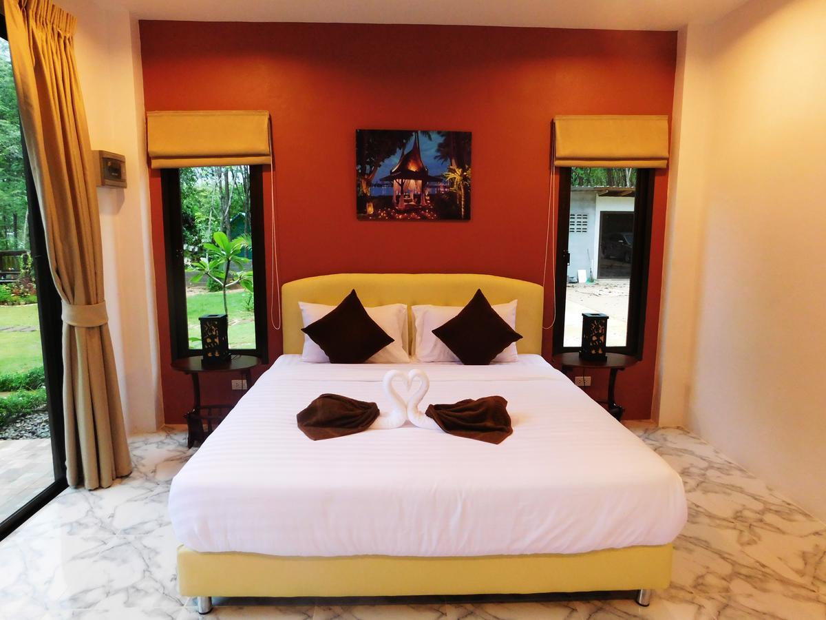 Zimmer mit Kingsize-Bett und Gartenblick.