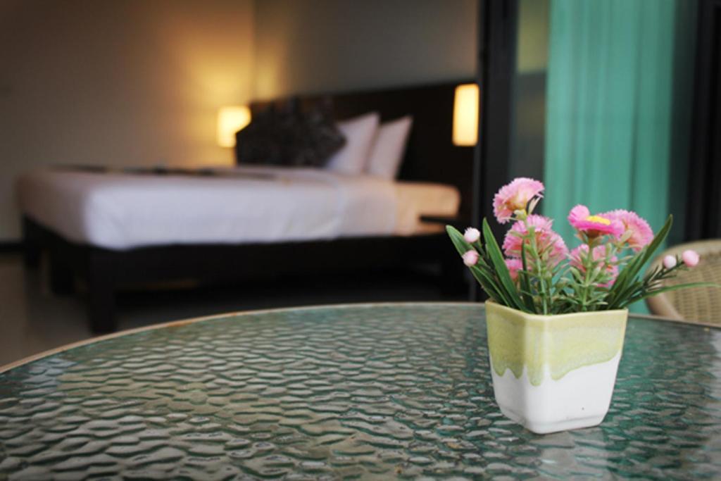 Studio with Mountain View,705977497:JPEG