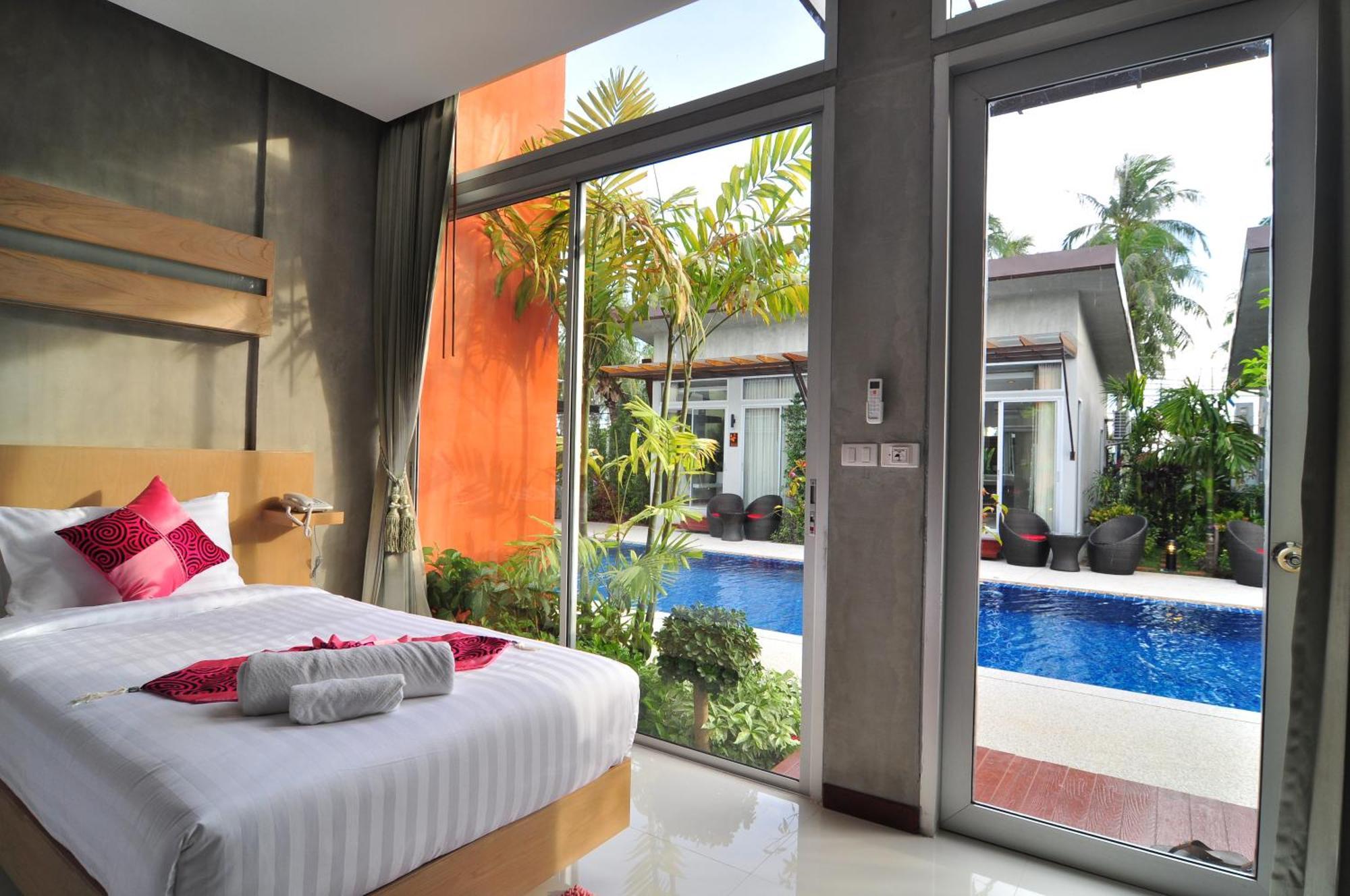 Deluxe Pool View room