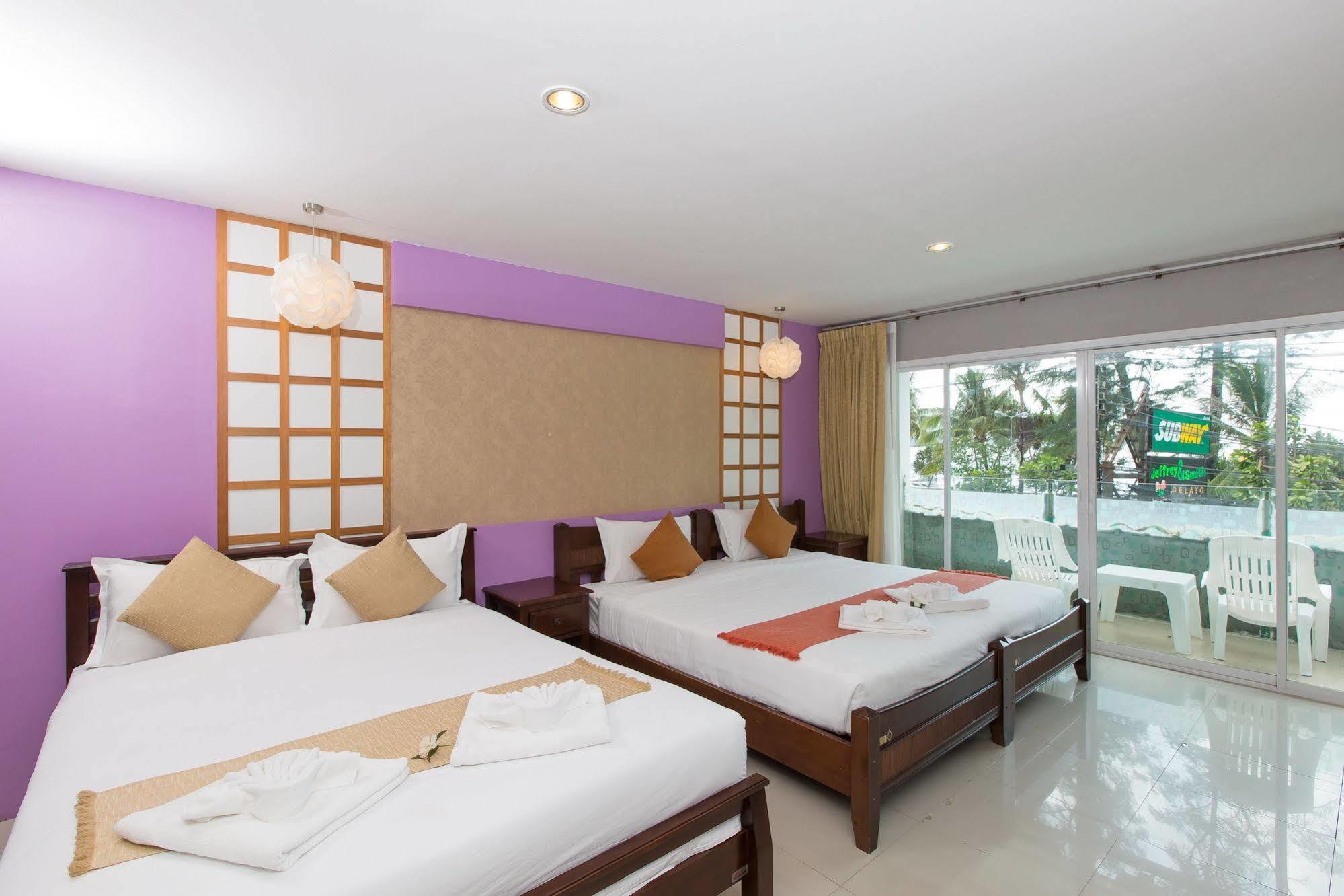Habitación Cuádruple Deluxe con vistas parciales al mar