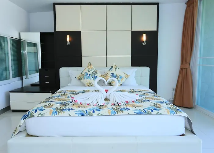 Seaview Villa Patong 芭东海景3卧别墅 5分钟到江西冷 4Bdr Pool