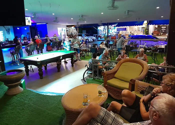 Oasis Hostel & Bar Karon