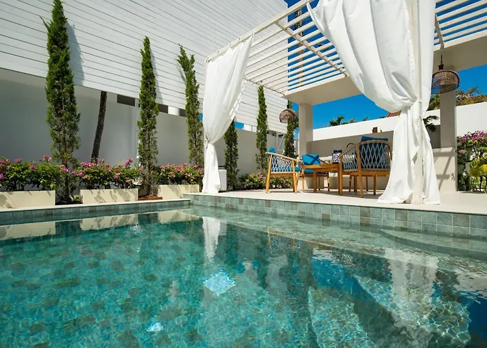 Nai Harn Beach 4 Bedroom Pool Villa, Rawai, Phuket che accetta animali