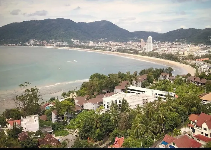 Baan Heaven / Patong Beach Pool Villa Sleeps up to 15 met een Zwembad